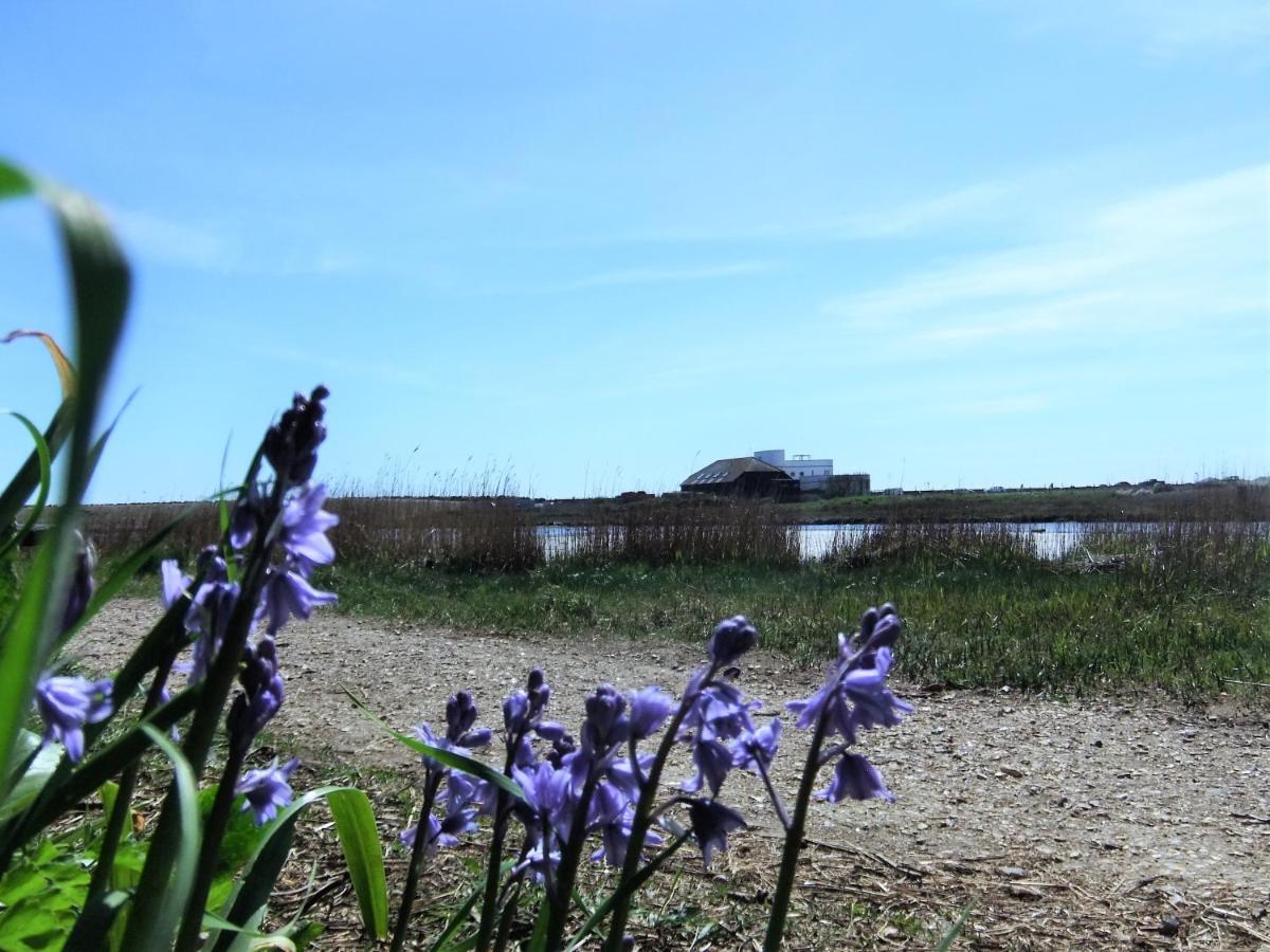 The Hideaway - Luxury Self Catering Coastal Apartment With Private Entrance & Key Box Entry Just A Few Minutes Walk To The Beach, Solent Way Walk, Shops And Many Eateries & Bars - Free Off Road Parking,Full Kitchen, Lounge,Bedroom , Bathroom & Wi-Fi Lymington Bagian luar foto