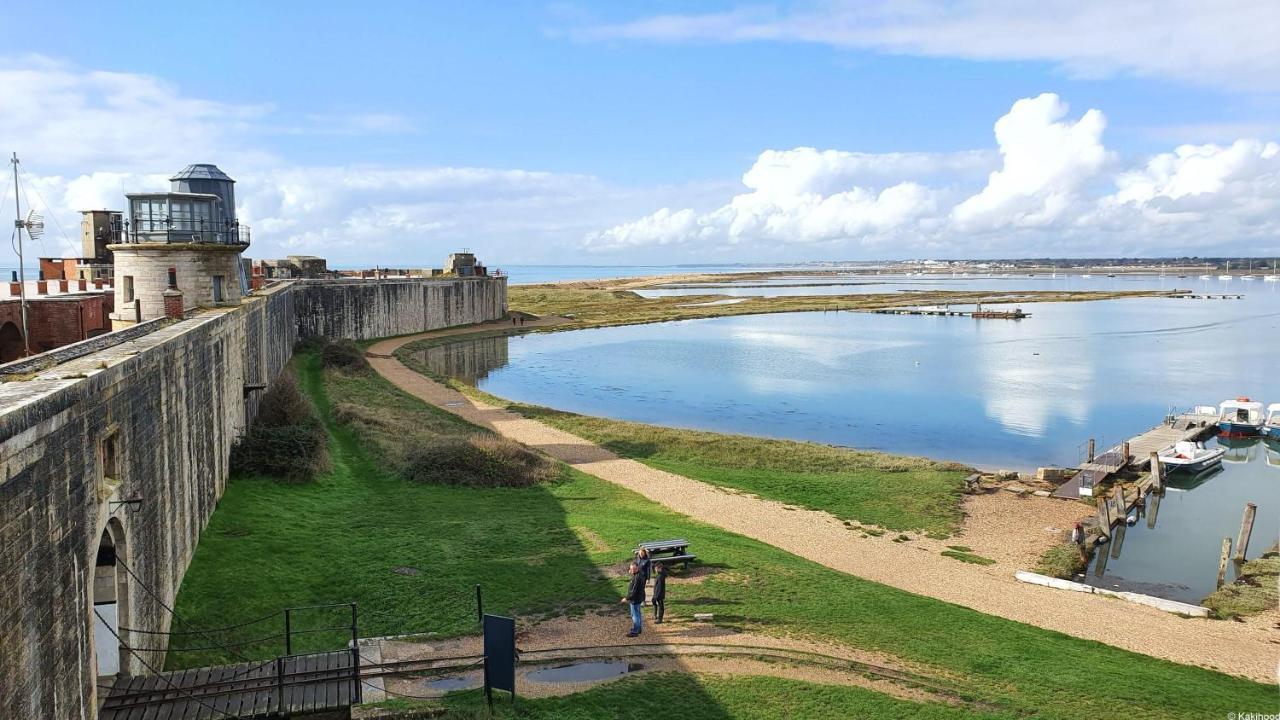 The Hideaway - Luxury Self Catering Coastal Apartment With Private Entrance & Key Box Entry Just A Few Minutes Walk To The Beach, Solent Way Walk, Shops And Many Eateries & Bars - Free Off Road Parking,Full Kitchen, Lounge,Bedroom , Bathroom & Wi-Fi Lymington Bagian luar foto