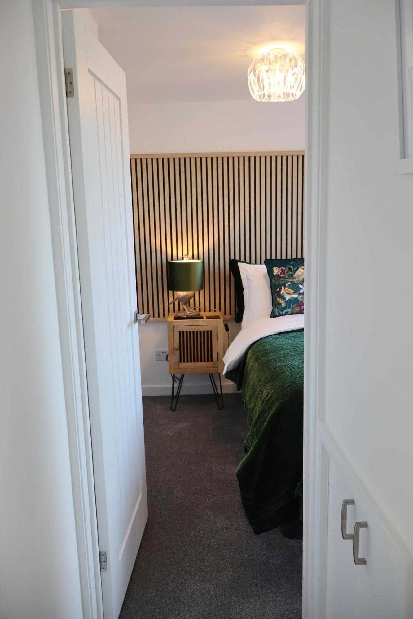 The Hideaway - Luxury Self Catering Coastal Apartment With Private Entrance & Key Box Entry Just A Few Minutes Walk To The Beach, Solent Way Walk, Shops And Many Eateries & Bars - Free Off Road Parking,Full Kitchen, Lounge,Bedroom , Bathroom & Wi-Fi Lymington Bagian luar foto
